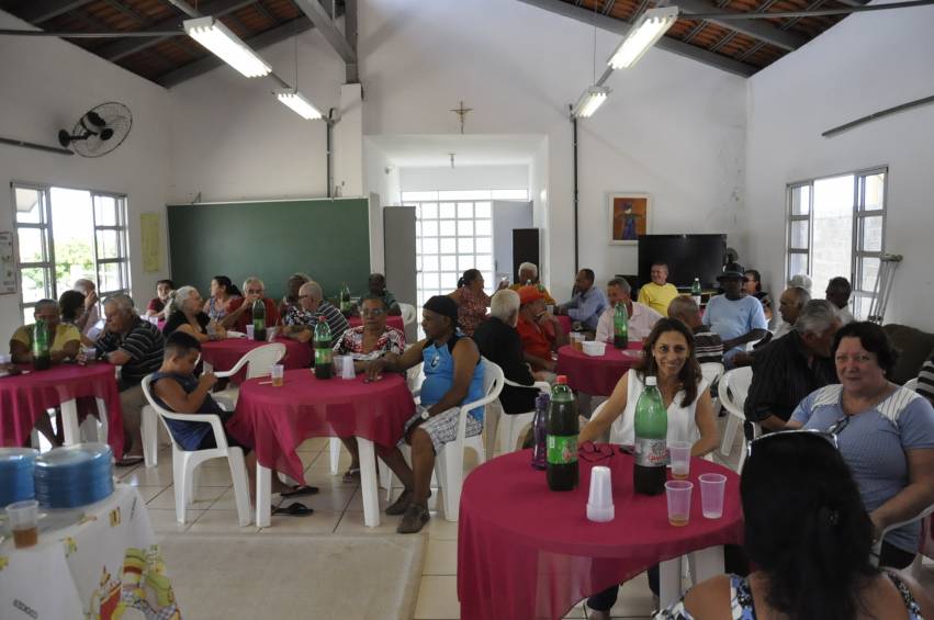 Vila Dignidade tem missa e distribuição de presentes