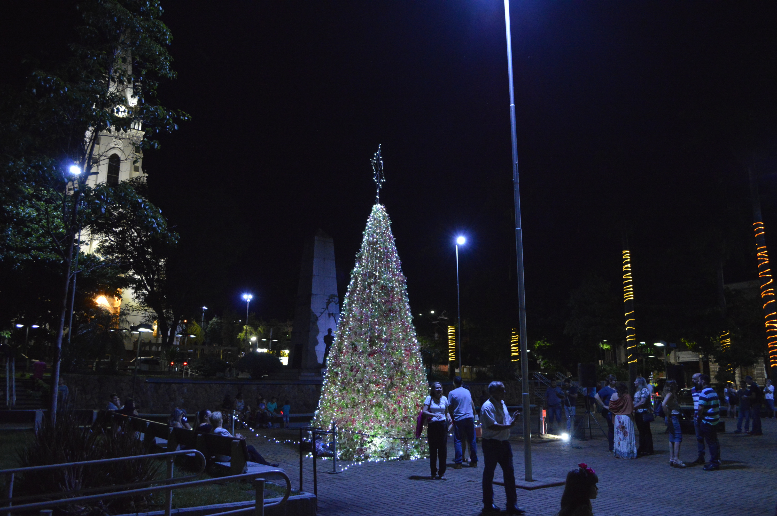 Fundo Social de Solidariedade e Secretaria de Cultura e Turismo inauguram Árvore do Projeto “Natal Espetacular” - FOTOS