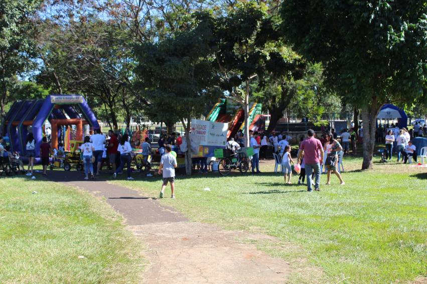 Ação comunitária, com recreação e brinquedos infláveis no Parque do Rio Jahu - FOTOS