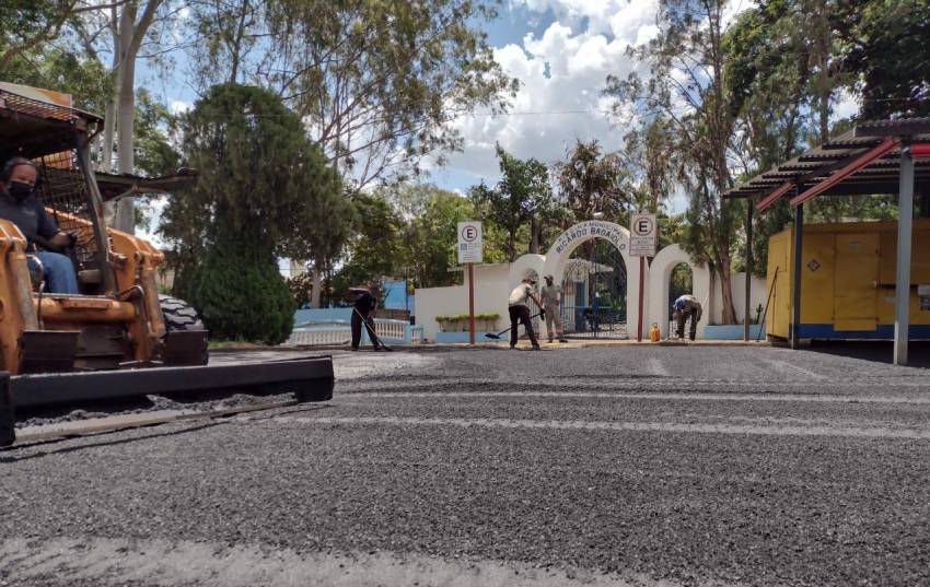Prefeitura de Jahu realiza manutenção em frente à Piscina Municipal