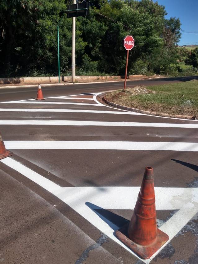 LOCAL DE TRÂNSITO INTENSO RECEBE PINTURA DE SOLO