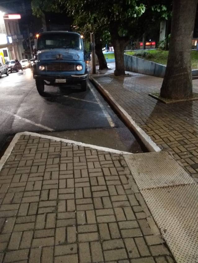 LAVAGEM RETIRA EXCREMENTOS DE POMBOS DE ÁREAS CENTRAIS
