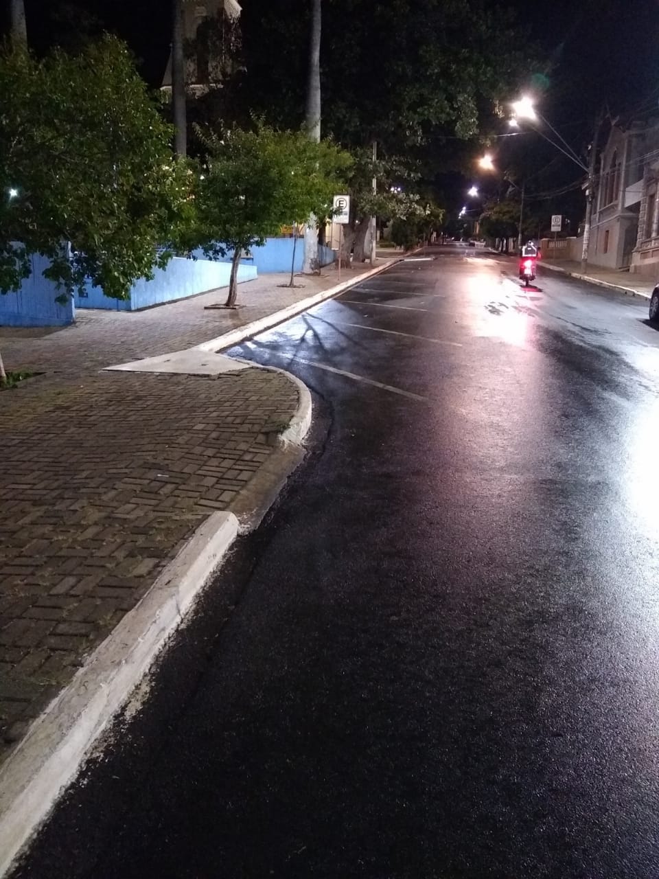 PRAÇA SIQUEIRA CAMPOS PASSA POR LIMPEZA